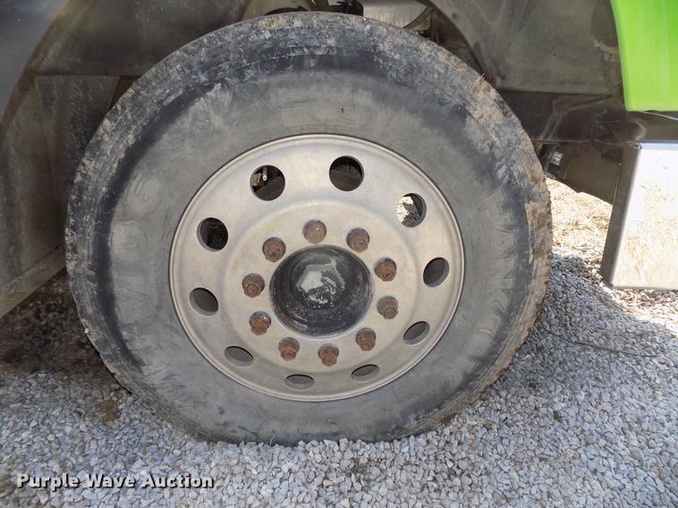 image for item DE7649 1999 Mack CH613 semi truck