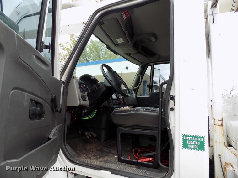 image for item DF4412 2009 International DuraStar 4300 bucket truck