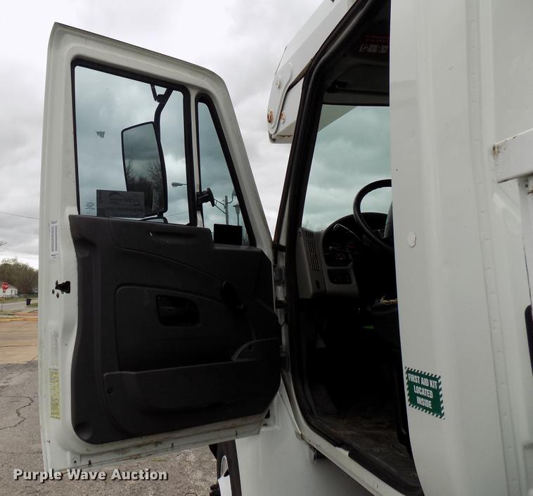 image for item DF4412 2009 International DuraStar 4300 bucket truck