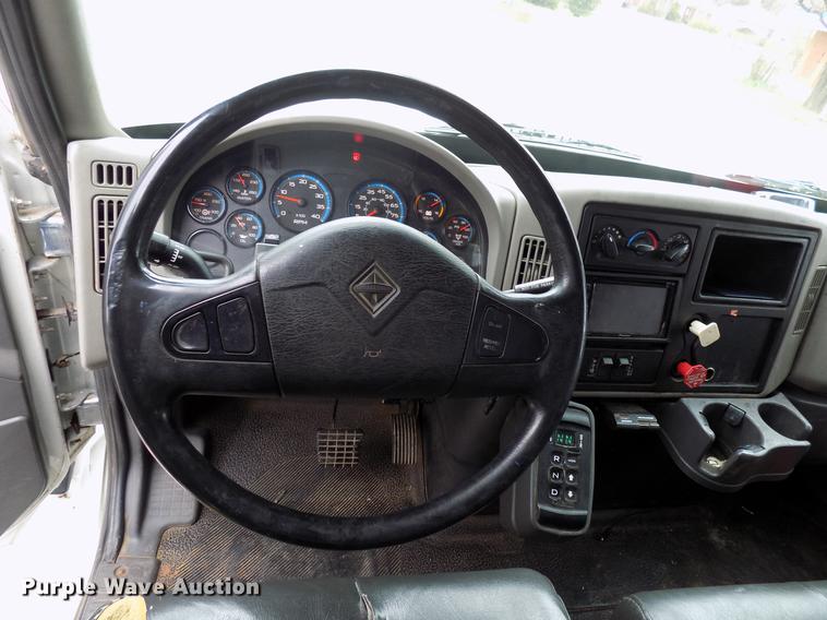 image for item DF4412 2009 International DuraStar 4300 bucket truck