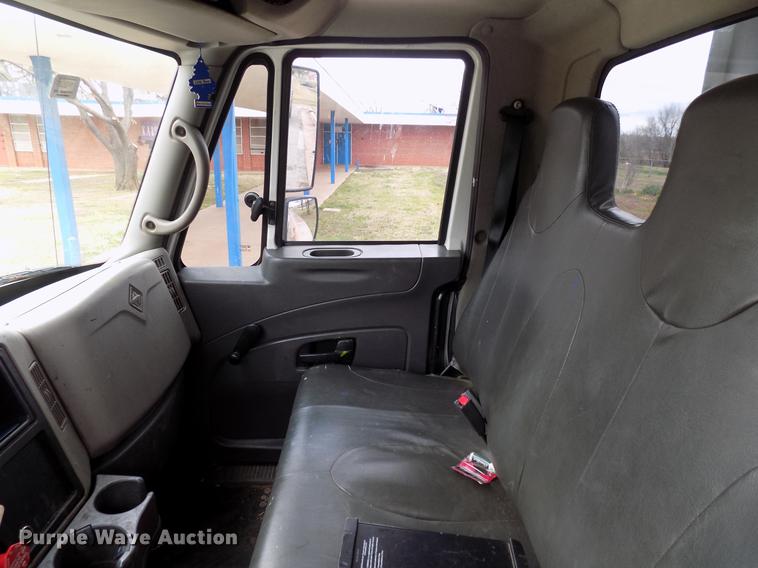 image for item DF4412 2009 International DuraStar 4300 bucket truck