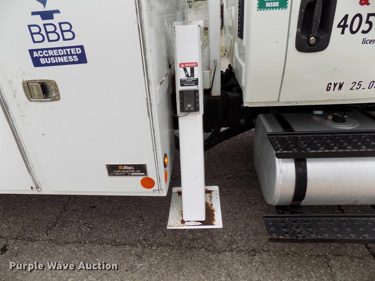 image for item DF4412 2009 International DuraStar 4300 bucket truck