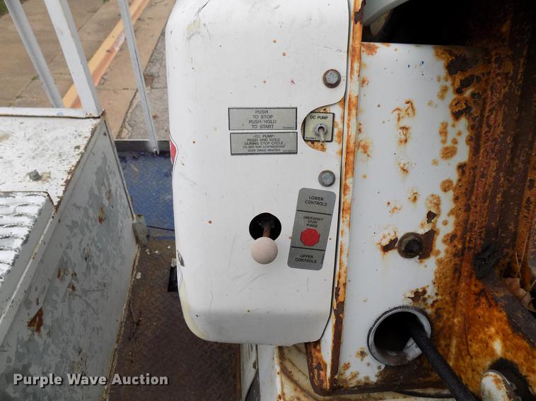 image for item DF4412 2009 International DuraStar 4300 bucket truck