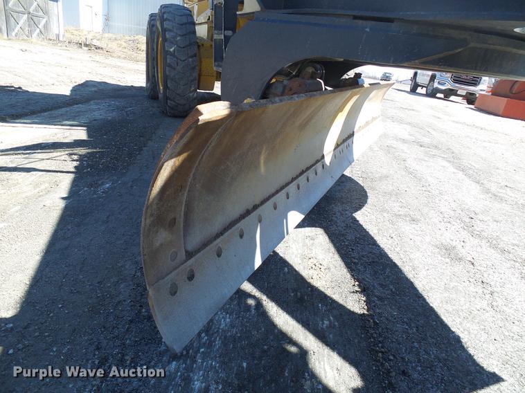 image for item DF7154 2010 John Deere 670G motor grader