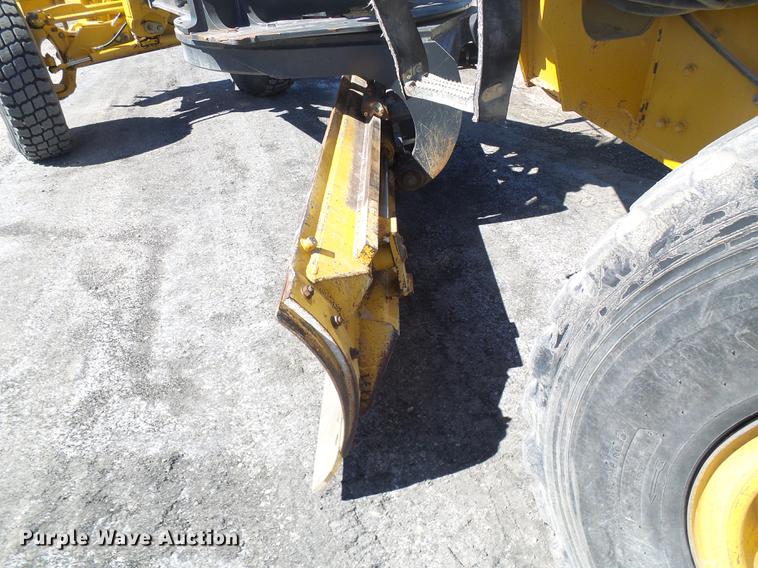 image for item DF7154 2010 John Deere 670G motor grader