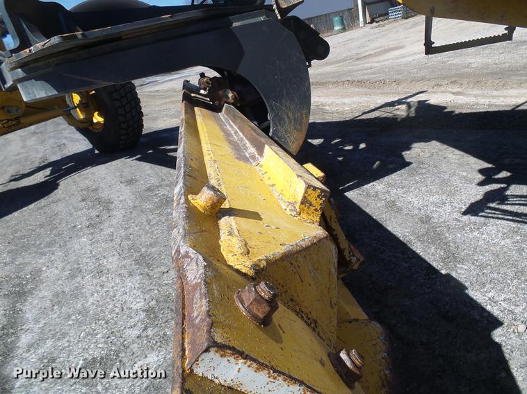 image for item DF7154 2010 John Deere 670G motor grader