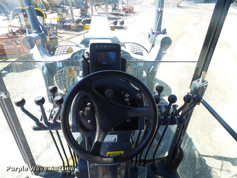 image for item DF7154 2010 John Deere 670G motor grader