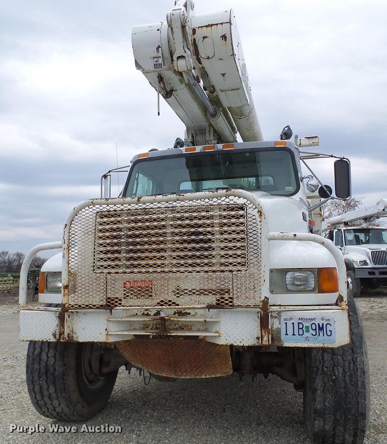 image for item DF7161 1999 International 4800 bucket truck