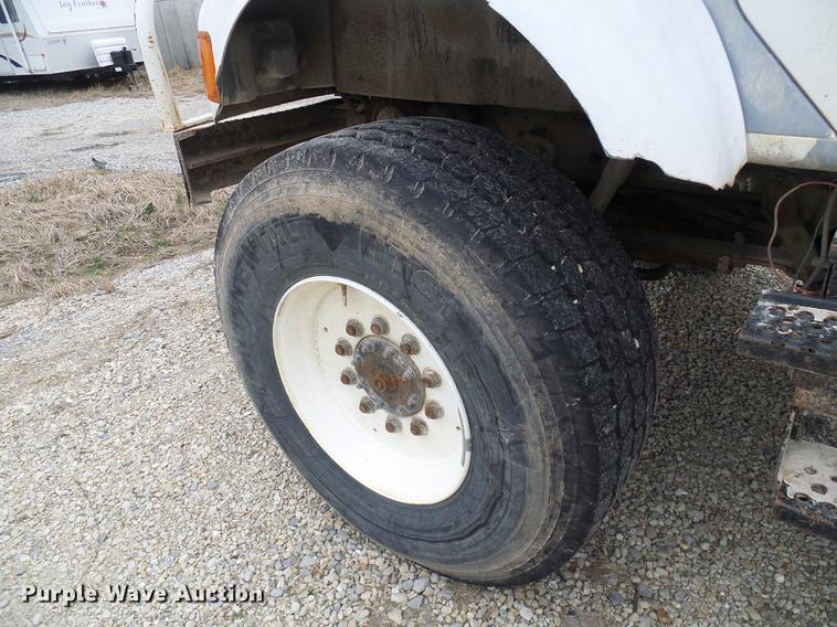 image for item DF7161 1999 International 4800 bucket truck