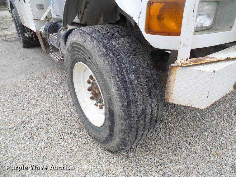 image for item DF7161 1999 International 4800 bucket truck