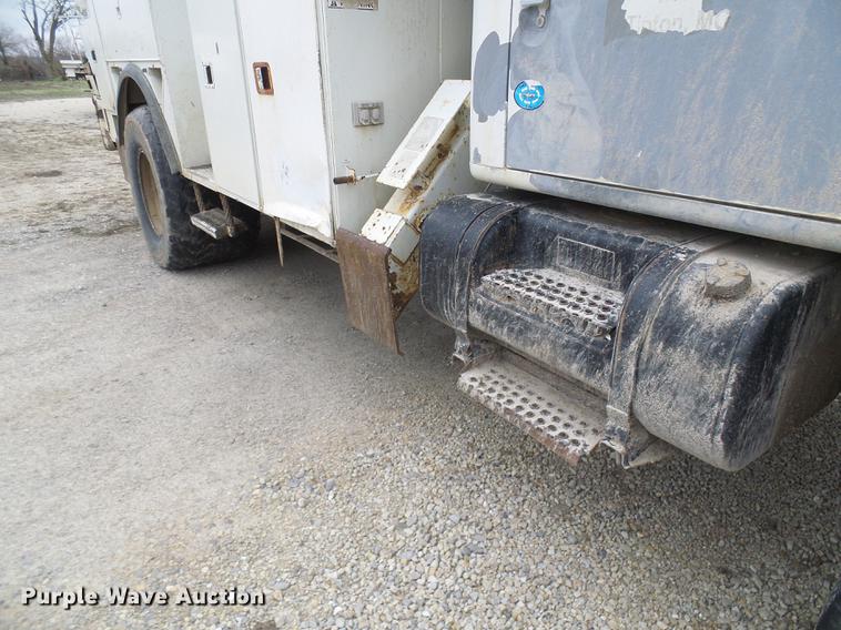 image for item DF7161 1999 International 4800 bucket truck