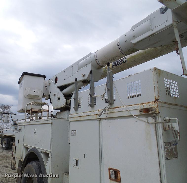 image for item DF7161 1999 International 4800 bucket truck