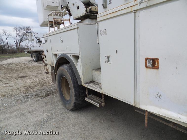 image for item DF7161 1999 International 4800 bucket truck