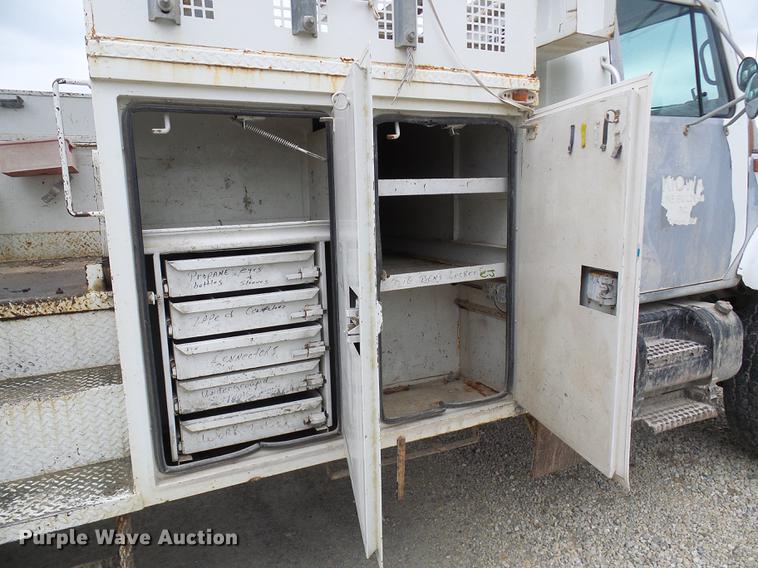 image for item DF7161 1999 International 4800 bucket truck