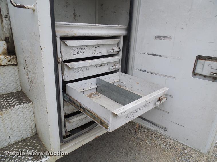 image for item DF7161 1999 International 4800 bucket truck