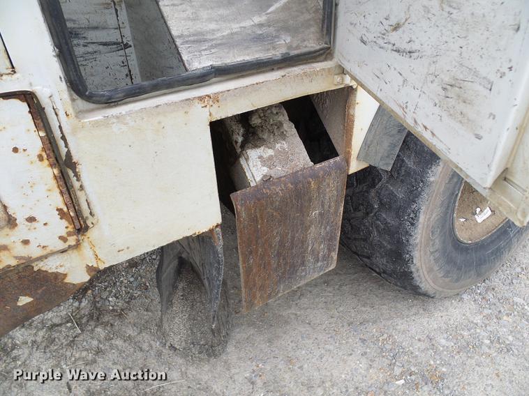 image for item DF7161 1999 International 4800 bucket truck