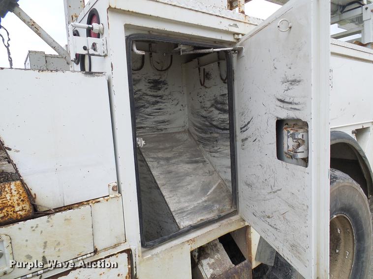 image for item DF7161 1999 International 4800 bucket truck