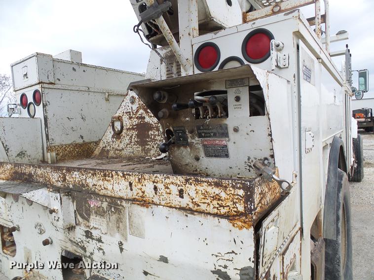 image for item DF7161 1999 International 4800 bucket truck