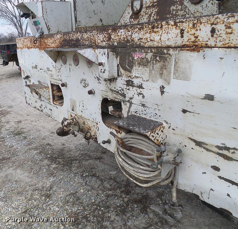 image for item DF7161 1999 International 4800 bucket truck