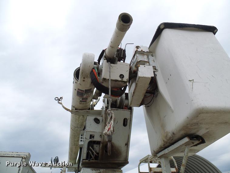 image for item DF7161 1999 International 4800 bucket truck