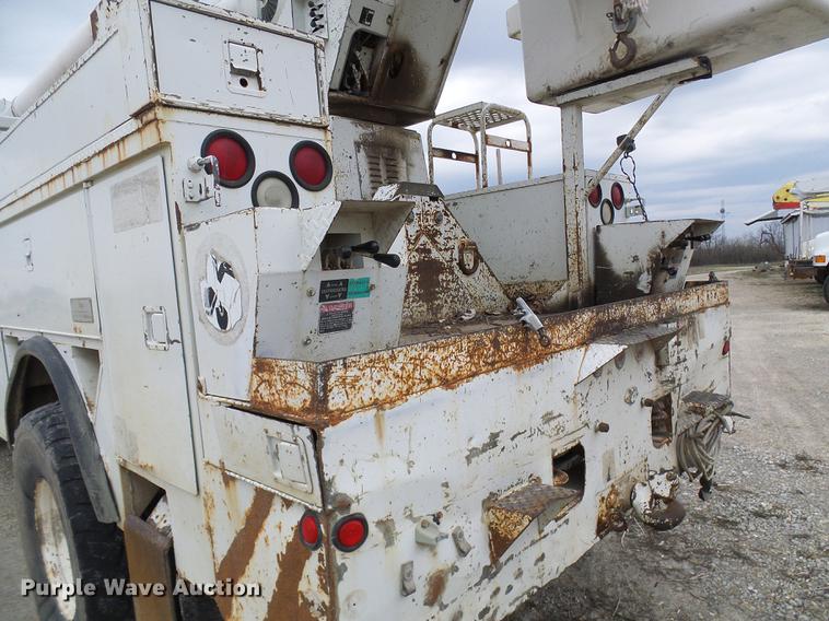 image for item DF7161 1999 International 4800 bucket truck