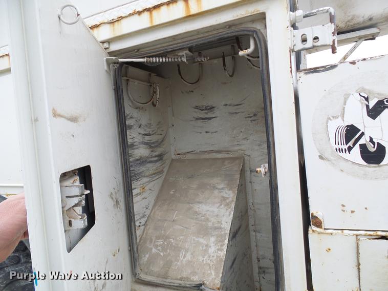 image for item DF7161 1999 International 4800 bucket truck