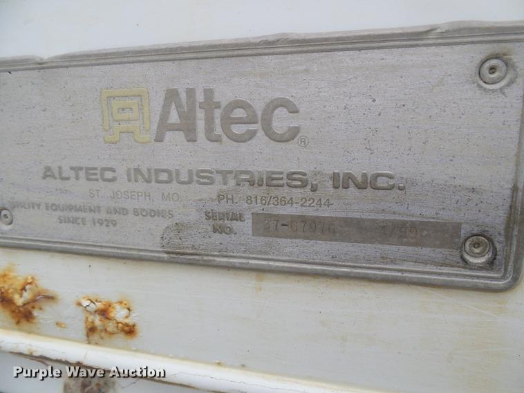 image for item DF7161 1999 International 4800 bucket truck