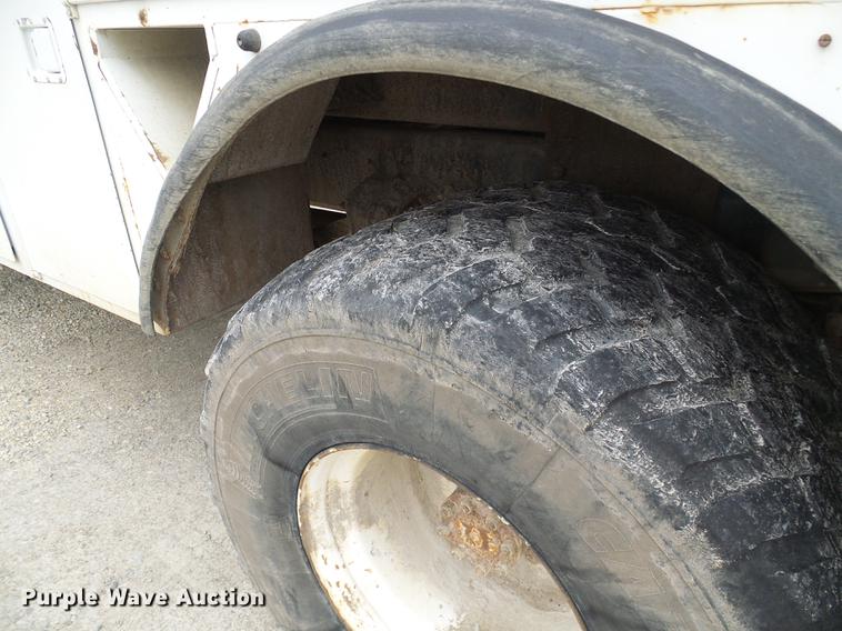 image for item DF7161 1999 International 4800 bucket truck