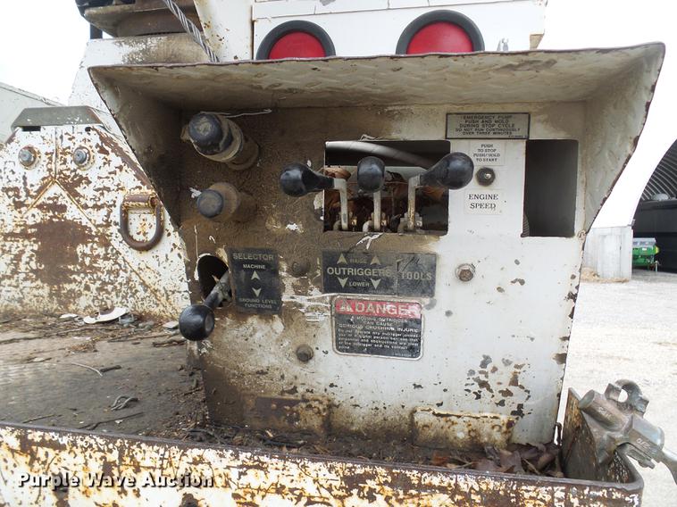 image for item DF7161 1999 International 4800 bucket truck