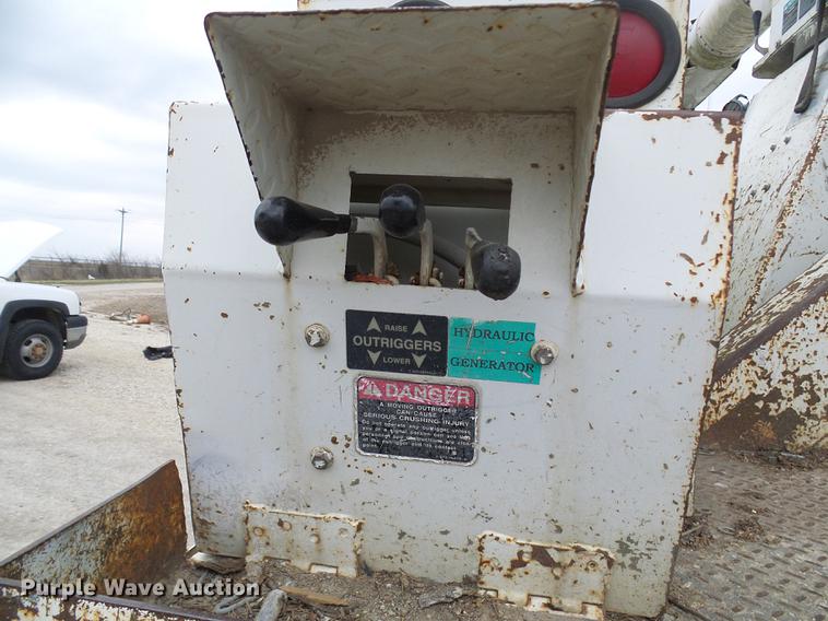 image for item DF7161 1999 International 4800 bucket truck