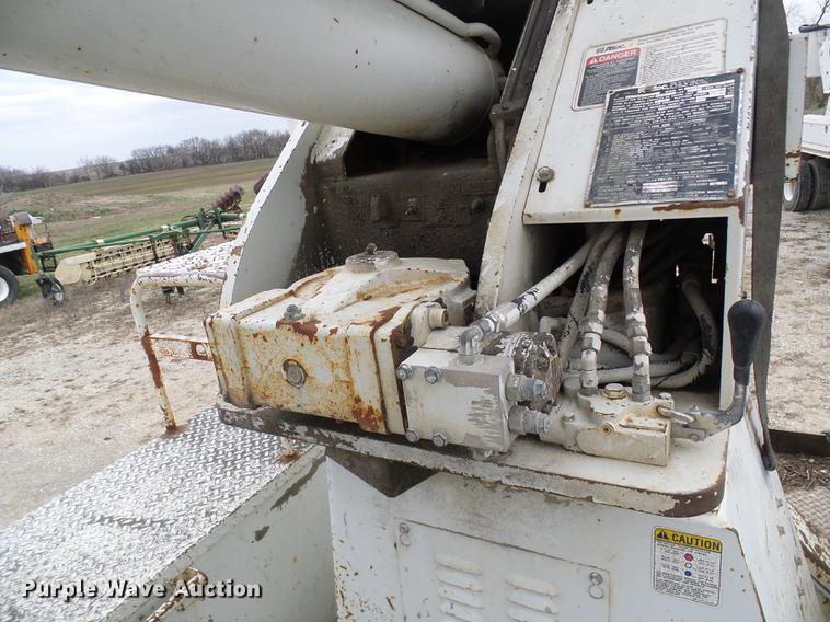 image for item DF7161 1999 International 4800 bucket truck