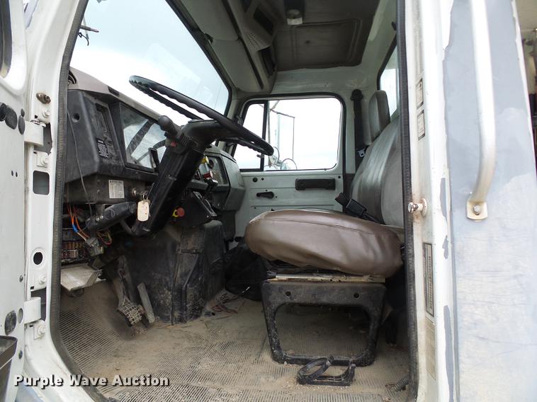 image for item DF7161 1999 International 4800 bucket truck