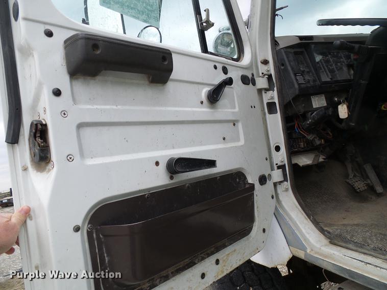 image for item DF7161 1999 International 4800 bucket truck