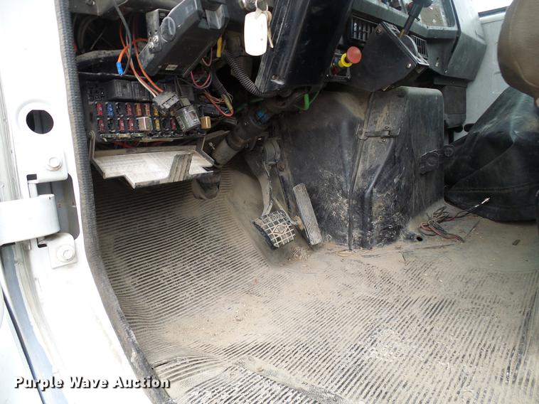 image for item DF7161 1999 International 4800 bucket truck