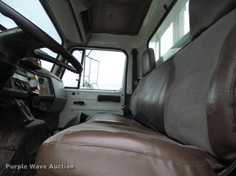 image for item DF7161 1999 International 4800 bucket truck