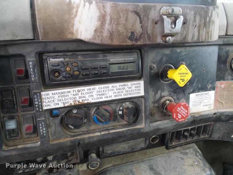 image for item DF7161 1999 International 4800 bucket truck