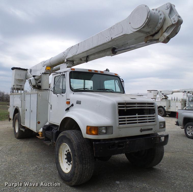 image for item DF7163 2000 International 4800 bucket truck