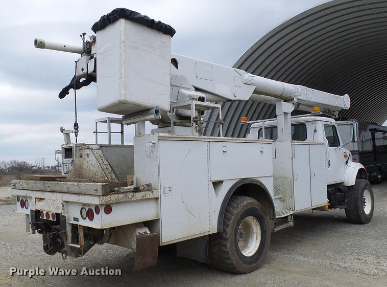 image for item DF7163 2000 International 4800 bucket truck