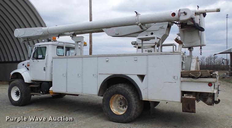 image for item DF7163 2000 International 4800 bucket truck
