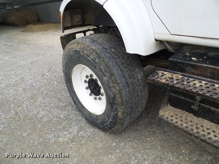 image for item DF7163 2000 International 4800 bucket truck