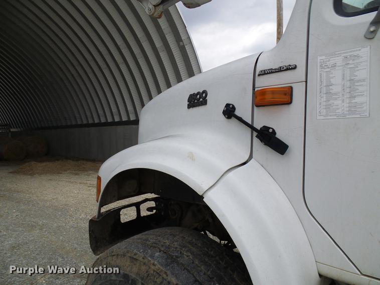 image for item DF7163 2000 International 4800 bucket truck