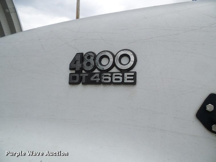 image for item DF7163 2000 International 4800 bucket truck