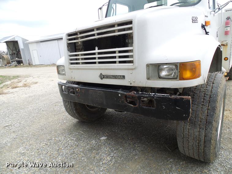 image for item DF7163 2000 International 4800 bucket truck
