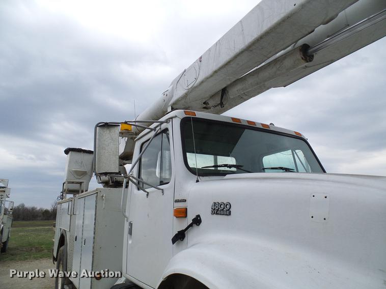 image for item DF7163 2000 International 4800 bucket truck