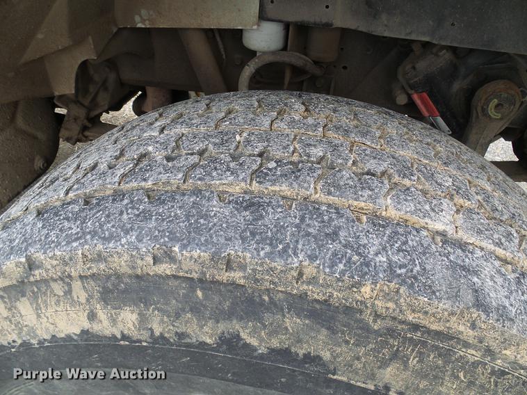 image for item DF7163 2000 International 4800 bucket truck