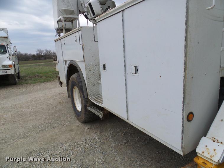 image for item DF7163 2000 International 4800 bucket truck