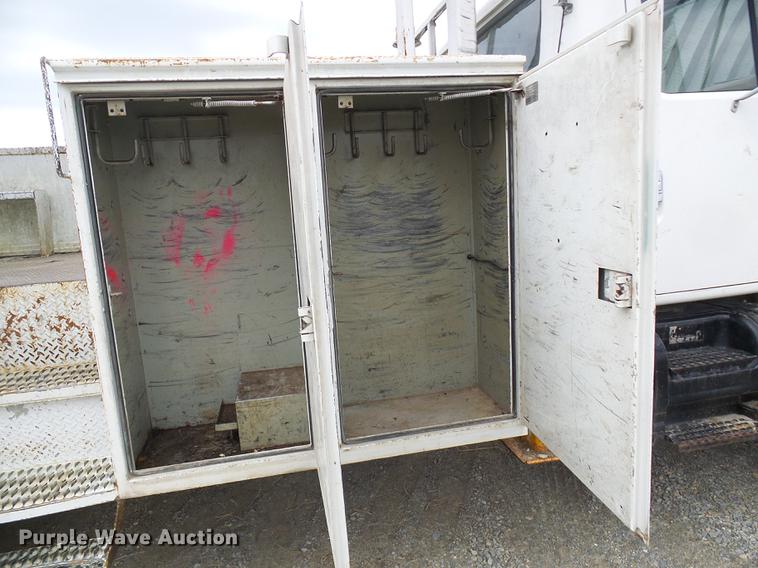 image for item DF7163 2000 International 4800 bucket truck