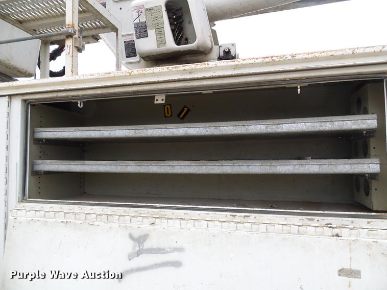 image for item DF7163 2000 International 4800 bucket truck