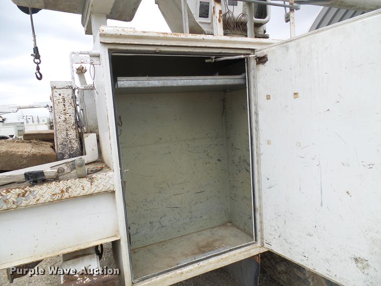 image for item DF7163 2000 International 4800 bucket truck