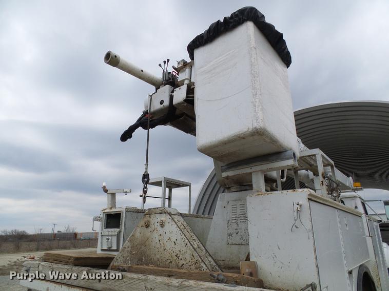 image for item DF7163 2000 International 4800 bucket truck